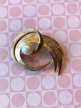 Fashion Swirl Pin with Pearl